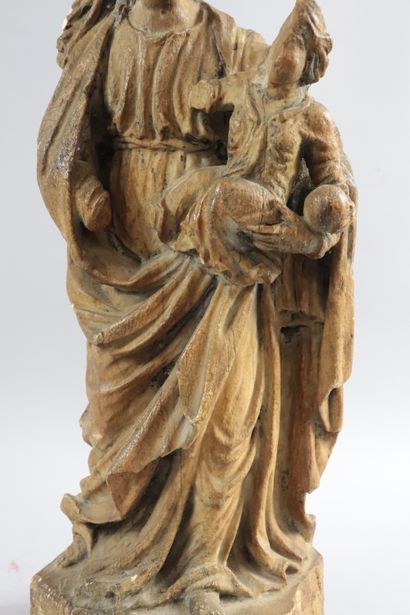 null École française vers 1700 "Vierge à l'Enfant" Statuette en marbre, traces de...