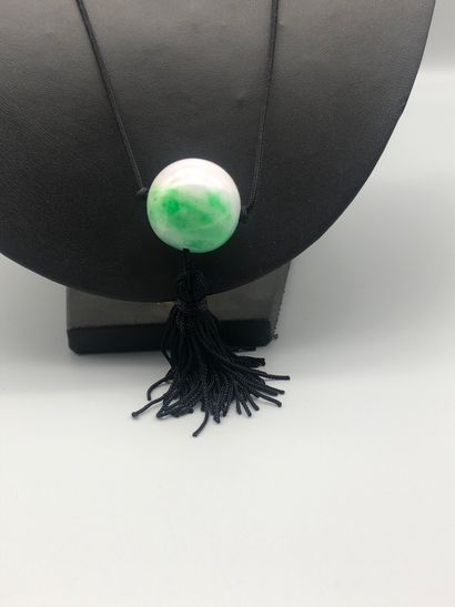 null Pendentif boule de jade blanche et verte sur cordon noir avec pompon, diamètre...