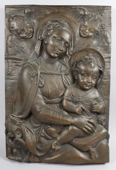 null "Vierge à l'enfant souriant" Plaque en bronze Dim : 51 x 34cm.