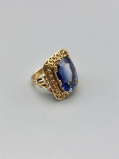 null Cocktail ring in yellow gold 750 thousandths set with a synthetic sapphire verneuil,...