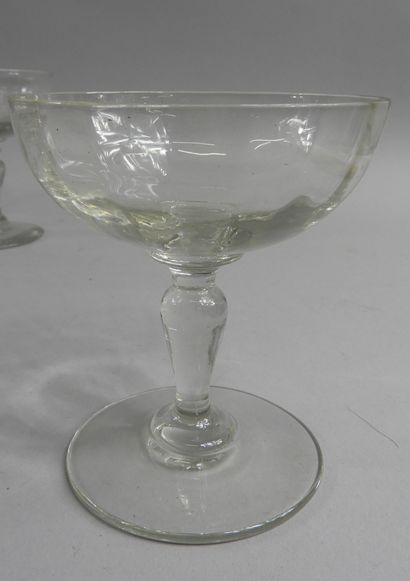 null Ensemble de 13 coupes à champagne en cristal dont 5 XIX ème modèle à côtes plates,...