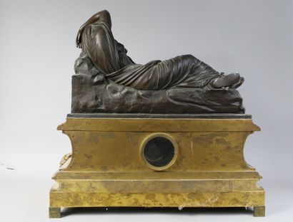 Grande pendule en bronze Napoléon III Large bronze clock with a subject woman lying...