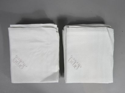 null 10 serviettes en Damas blanc , chiffrées et brodées C L S. Dimensions 84 X ...