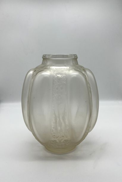 Lalique, Vase au six figurines et masques LALIQUE Vase "Six figurines et masques",...