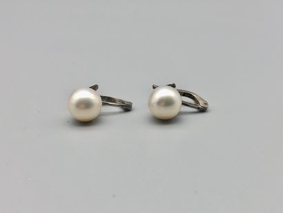 null Pair of gold and silver ear clips set with cultured pearls 3,4 g. A256.