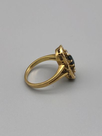 null Bague en or jaune 750 millièmes, motif ovale serti de brillants et d'un saphir...