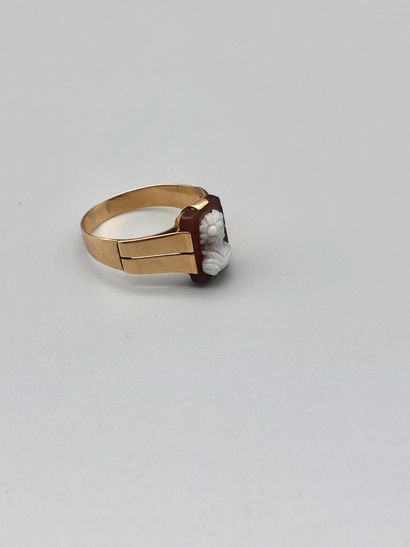 null Ring in yellow gold 750 thousandth flat ring, set with a double layer cameo...