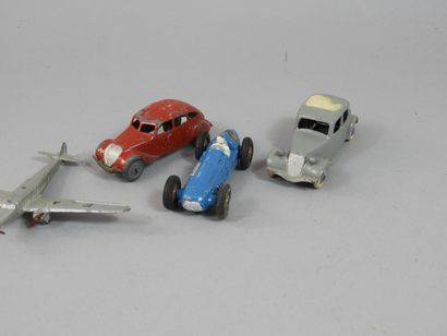 Dinky toys Dinky toys, 4 véhicules en état d'usage, dont un avion Dewoitine 338,...