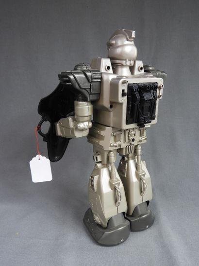 null Robot plastique gris électrique (piles). Made in China. Ht : 35cms Personnage...