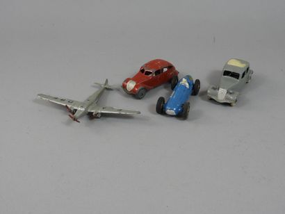 Dinky toys Dinky toys, 4 véhicules en état d'usage, dont un avion Dewoitine 338,...