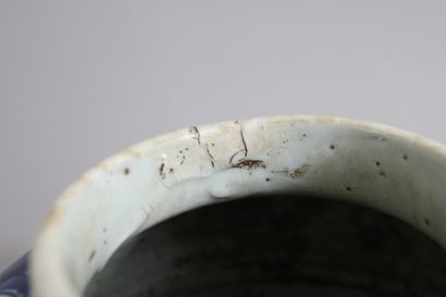 null Chine, XVIIIe siècle
Petit vase en porcelaine bleu-blanc, la panse galbée décorée...