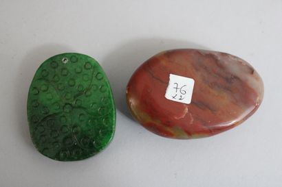 null Chine, XXe siècle
Quatre pierres dures sculptées, l’une, verte et ocre, formant...