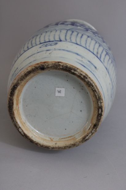 null Chine, début XXe siècle
Vase en porcelaine bleu-blanc, de forme balustre, le...