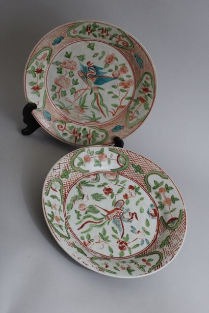 null Chine, début du XXe siècle 
Deux plats creux en porcelaine et émaux vert et...