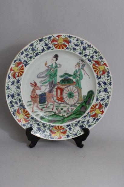 null Chine, première moitié XXe siècle
Plat à aile, en porcelaine et émaux polychromes,...