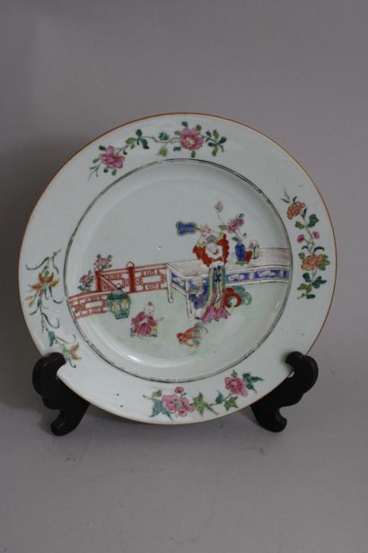 null Chine, XVIIIe siècle
Assiette en porcelaine et émaux de la famille rose, à décor...