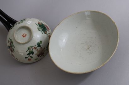 null Chine, fin XIXe siècle
Deux bols en porcelaine et émaux polychromes, sur petit...