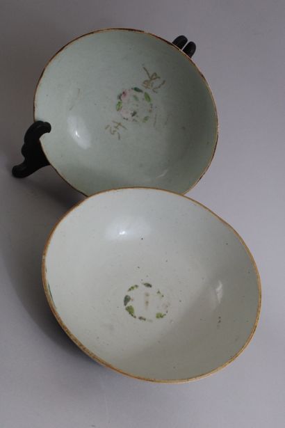 null Chine, fin XIXe siècle
Deux bols en porcelaine et émaux polychromes, l’un orné...