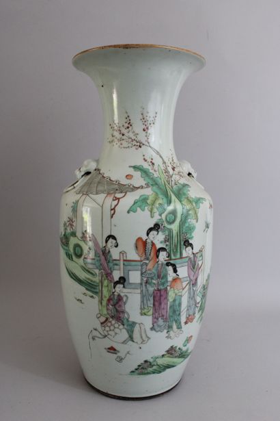 null Chine, fin du XIXe-début XXe siècle
Vase en porcelaine et émaux polychromes,...