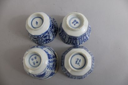 null Chine, XVIIIe siècle 
Quatre petites coupes en porcelaine bleu-blanc, rondes...