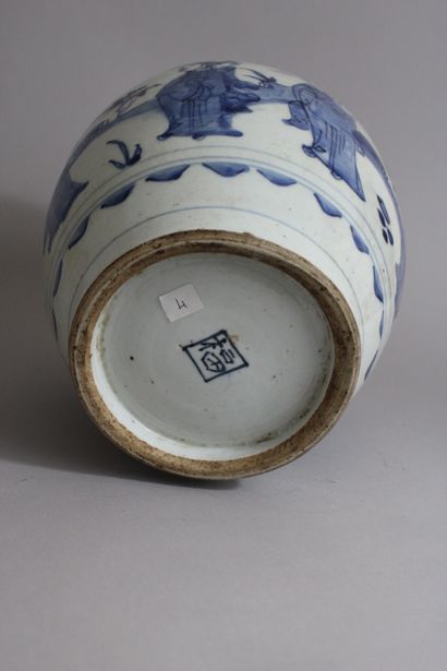 null Chine, XVIIIe siècle
Petit vase en porcelaine bleu-blanc, la panse galbée décorée...