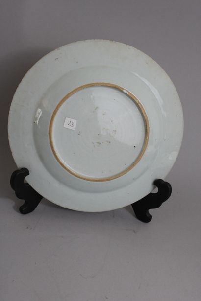 null Chine, XVIIIe siècle
Assiette en porcelaine et émaux de la famille rose, à décor...