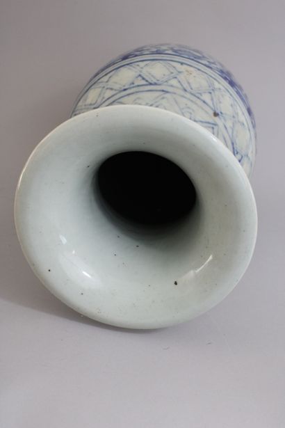 null Chine, début XXe siècle
Vase en porcelaine bleu-blanc, de forme balustre, le...