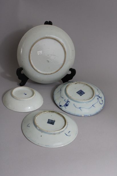 null Chine, XIXe siècle
Lot de quatre assiettes en porcelaine bleu-blanc, comprenant...