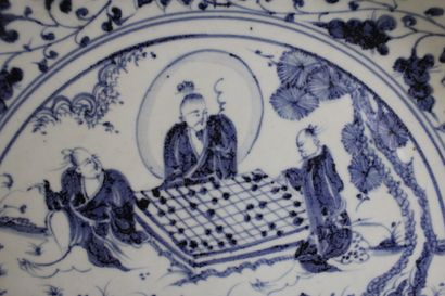 null Chine, XXe siècle
Grand plat rond à rebords festonnés en porcelaine émaillée...