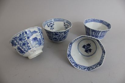 null Chine, XVIIIe siècle 
Quatre petites coupes en porcelaine bleu-blanc, rondes...