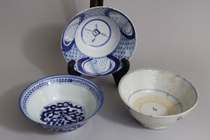 null Viêtnam, XVIIIe et XIXe siècles
Trois bols en porcelaine bleu-blanc sur petit...