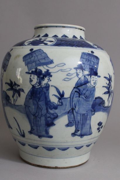 null Chine, XVIIIe siècle
Petit vase en porcelaine bleu-blanc, la panse galbée décorée...