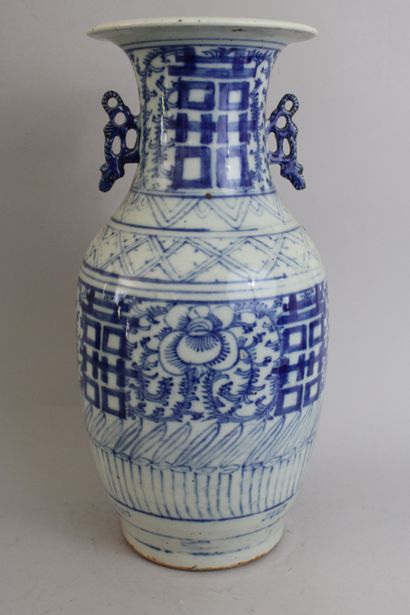 null Chine, début XXe siècle
Vase en porcelaine bleu-blanc, de forme balustre, le...