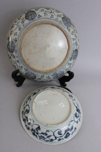 null Chine, XVIIe siècle
Deux assiettes creuses en porcelaine à décor en bleu sous...
