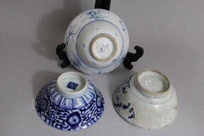 null Viêtnam, XVIIIe et XIXe siècles
Trois bols en porcelaine bleu-blanc sur petit...