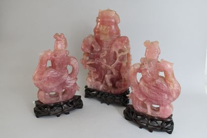 null Chine, XXe siècle
Trois objets en quartz rose, dont une paire figurant des phénix...