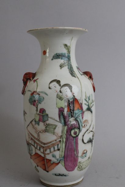 null Chine, fin XIXe siècle
Petit vase en porcelaine et émaux polychromes, à décor...