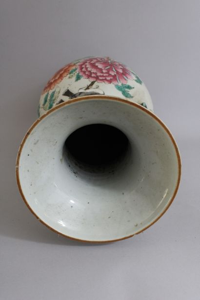 null Chine, fin du XIXe-début XXe siècle
Vase balustre à col évasé, en porcelaine...