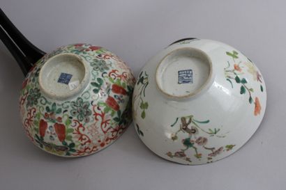 null Chine, fin XIXe siècle
Deux bols en porcelaine et émaux polychromes, l’un orné...