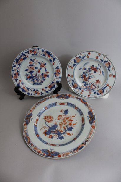null Chine, Compagnie des Indes, XVIIIe siècle 
Lot de trois assiettes en porcelaine,...