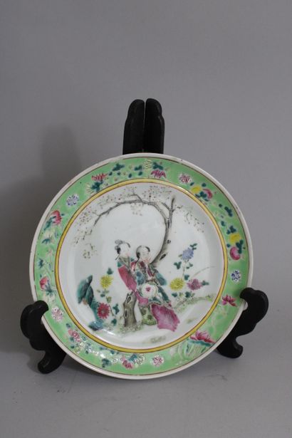 null Chine, fin XIXe et début XXe siècle
Trois assiettes en porcelaine et émaux polychromes,...