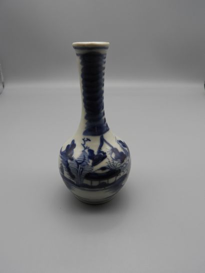 null Viêtnam, XXe siècle
Petit vase bouteille en porcelaine bleu-blanc, à panse galbée...