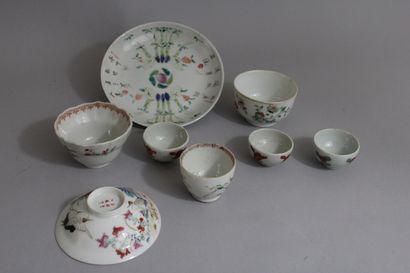 null Chine et Japon, XIXe siècle
Lot de huit petites porcelaines comprenant : une...