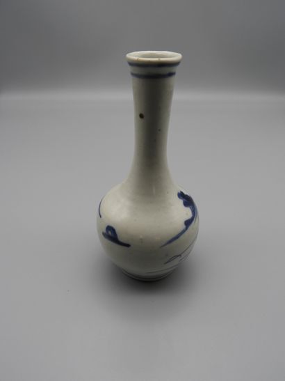 null Viêtnam, XXe siècle
Petit vase bouteille en porcelaine bleu-blanc, à panse galbée...