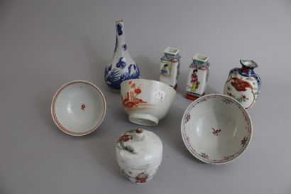 null Chine, XVIIIe à début XXe siècle
Lot de huit porcelaines comprenant : 
Un petit...