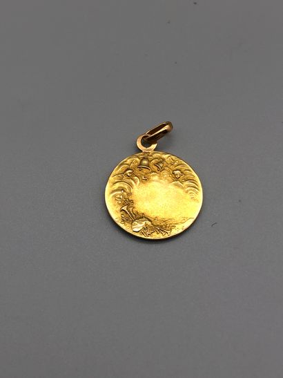 null Médaille ronde en or jaune 750 millièmes à décor de l'ange de Raphaël monogrammée...