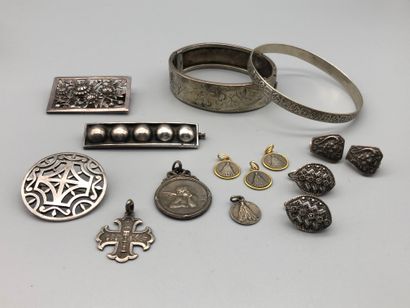 null Lot de bijoux en argent : broches, bracelets, médailles, pendentifs...
Une broche...
