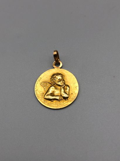 null Médaille ronde en or jaune 750 millièmes à décor de l'ange de Raphaël monogrammée...