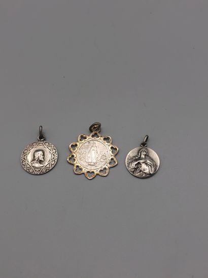 null Trois médailles rondes en argent : Vierge et profil du Christ, 11,6 g.
Poinçon...
