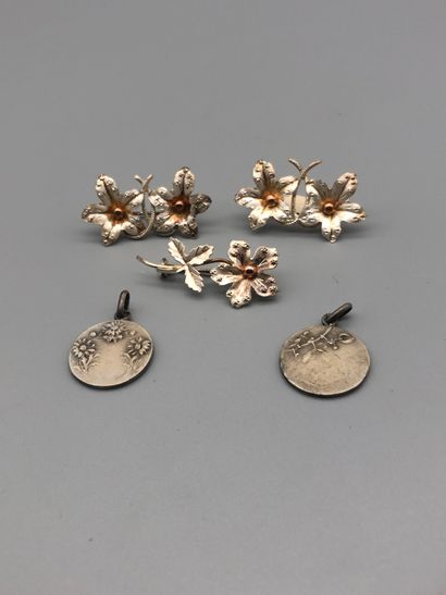 null Trois broches et deux pendentifs ronds en argent à décor floral 13,8 g.
Poinçons...